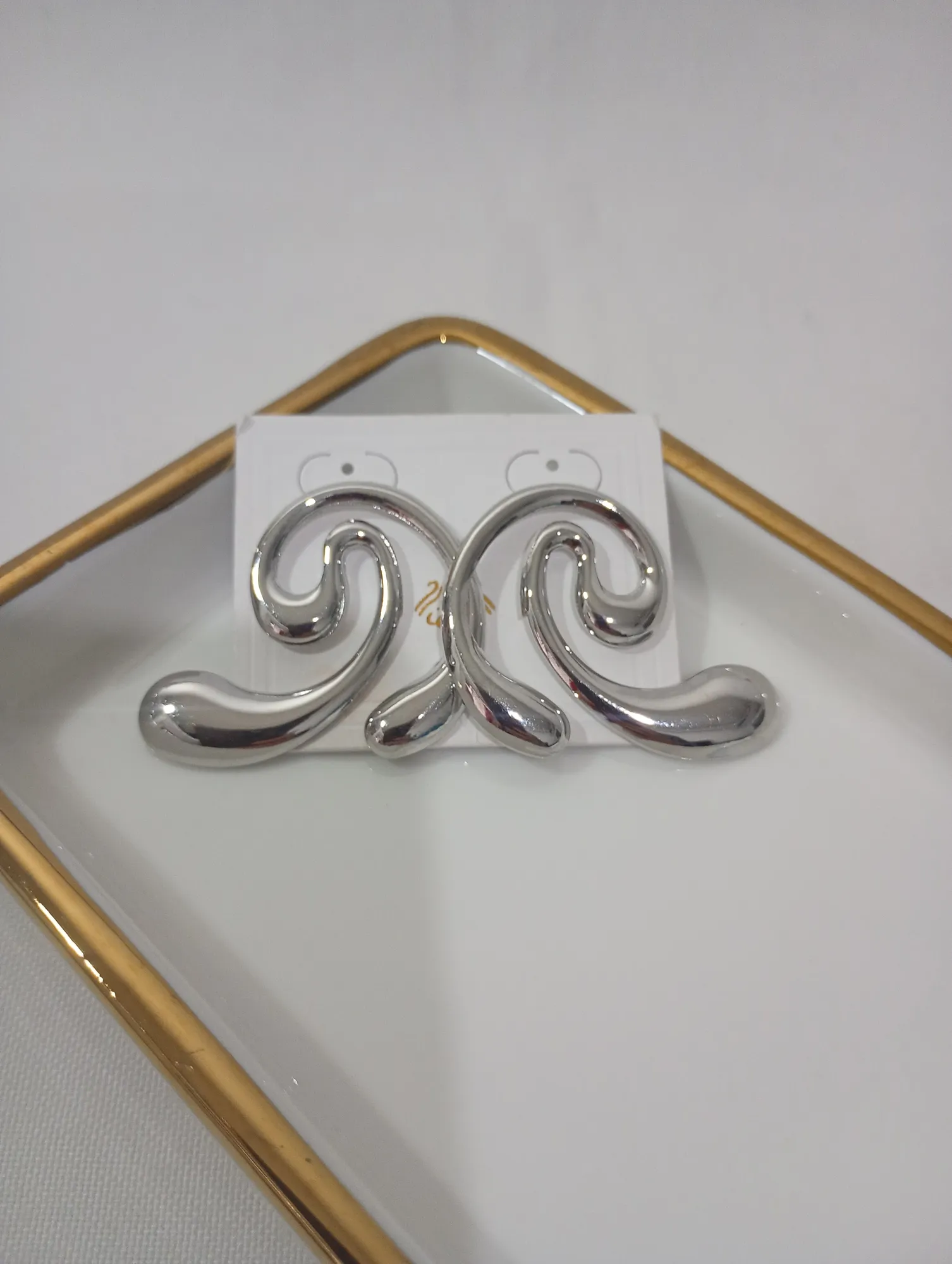 Brinco de pino com design orgânico — foto 1
